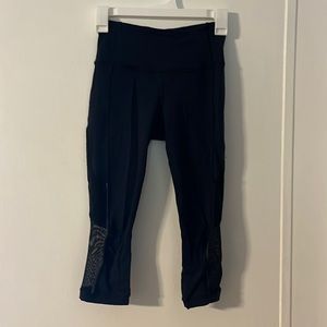 Lululemon black and blue capri pants